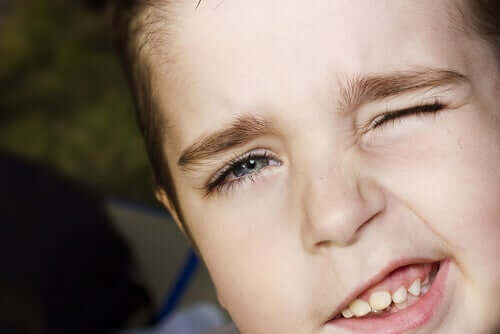 Een jongetje knipoogt
