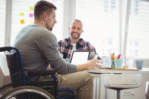 Een man in een rolstoel bij een therapeut