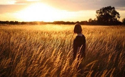 Een vrouw in een veld
