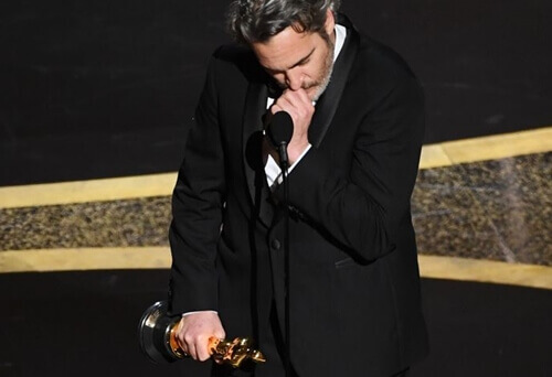 Joaquin Phoenix met zijn Oscar