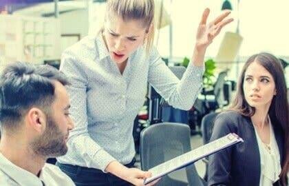 Worden narcisten geboren of gemaakt