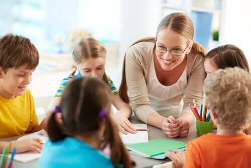 Juf in de klas met kinderen