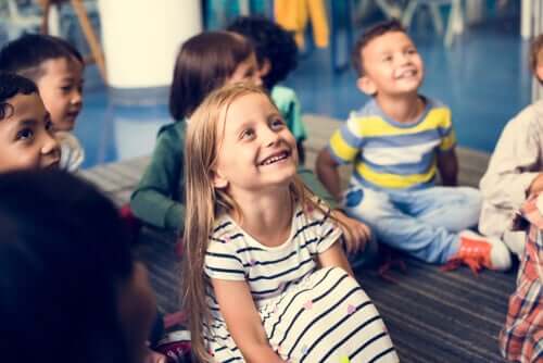 Kinderen in de klas leren waarden met een waardenboom