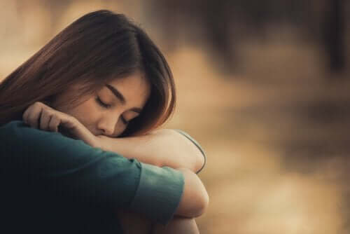 Trieste vrouw vol emoties