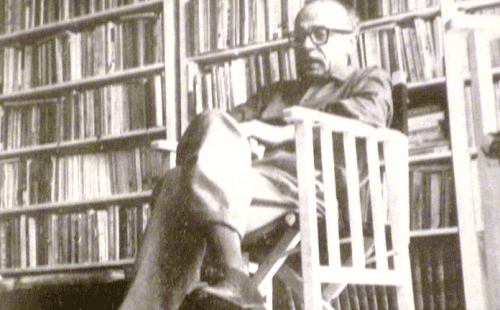 Ernesto Sabato in een bibliotheek