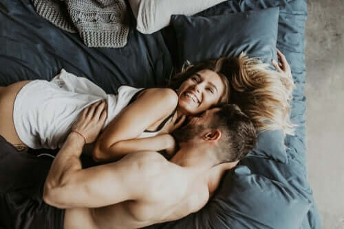 Een gelukkig stel knuffelend in bed