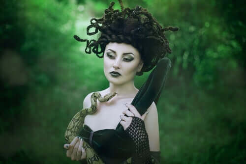 Een vrouw verkleed als Medusa