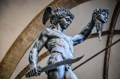 Een beeld van Perseus met het hoofd van Medusa