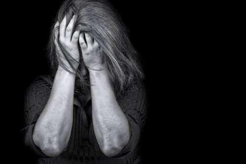 Een vrouw met haar handen voor haar gezicht