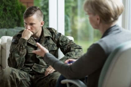 Een soldaat praat met een therapeut