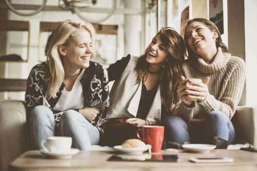 Een groep vriendinnen die lachen