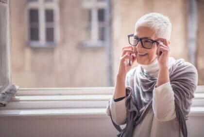 Een lachende vrouw aan de telefoon