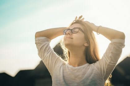 Een vrouw geniet van de zon