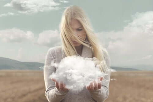 Een vrouw houdt een wolk vast