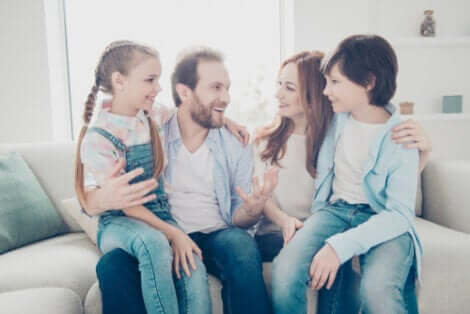 Een gelukkig gezin dat acceptatie en begrip toont