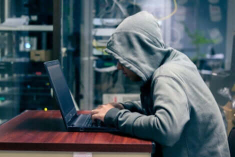 Hacker bezig met phishing