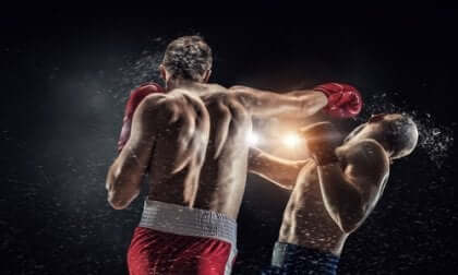 Twee mannen zijn aan het boksen