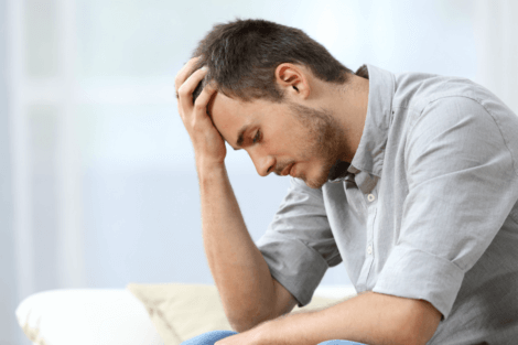 Man is teleurgesteld in zijn relaties met anderen