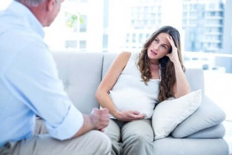Een zwangere vrouw spreekt met een therapeut
