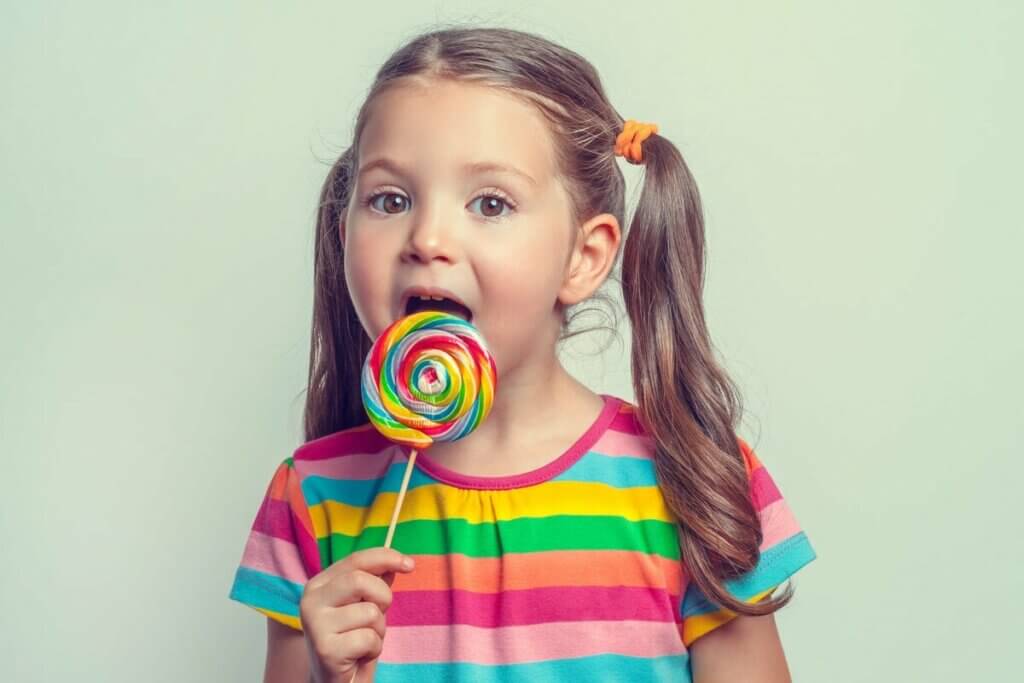 Meisje krijgt lolly om goed gedrag te belonen
