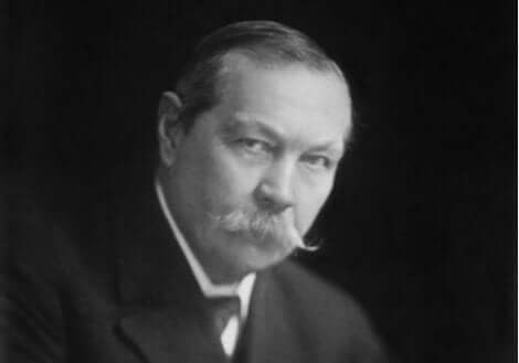 Een zwart-witte afbeelding van Sir Conan Doyle
