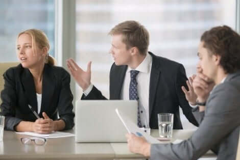 Een discussie tijdens een vergadering