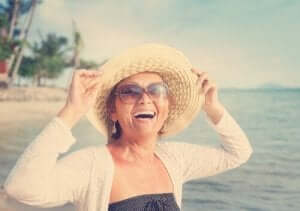 Een lachende vrouw op het strand