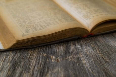 Een afbeelding van een open boek