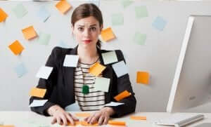 Een vrouw omgeven door sticky notes