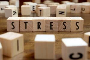 Het woord stress uitgespeld op houten blokken