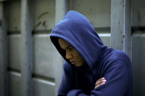 Jongen worstelt met de regels die gelden