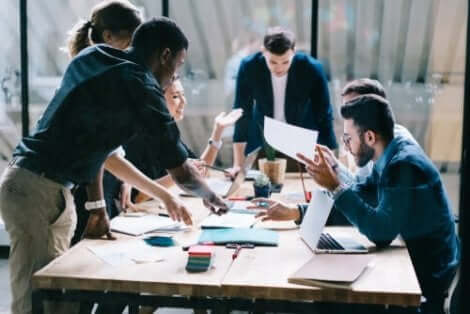 Samenwerken tijdens een vergadering op het werk
