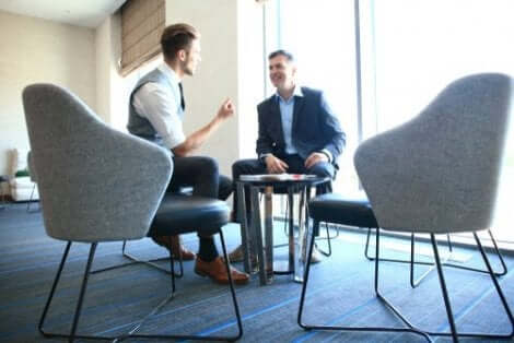 Twee mannen zitten op een kantoor te praten