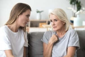 Twee vrouwen in een gesprek