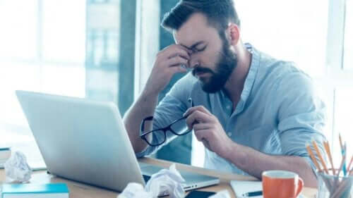 Man achter de computer aan het werk