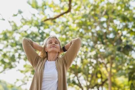 Relaxte vrouw in de natuur