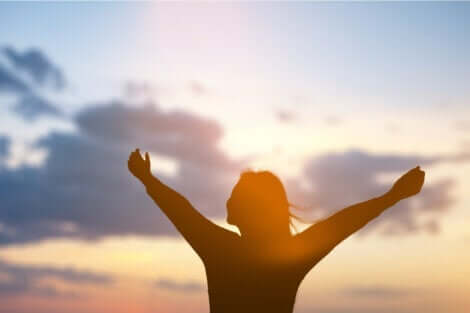 Vrouw gaat het leven met open armen tegemoet