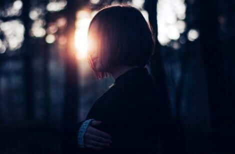 Een vrouw in de nacht in het bos