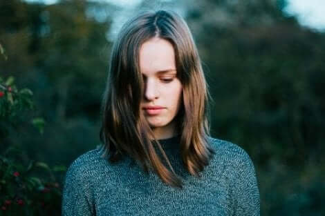 Een vrouw kijkt naar de grond