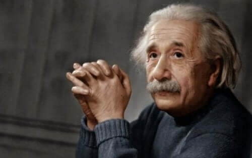 Albert Einstein vouwt zijn handen in elkaar