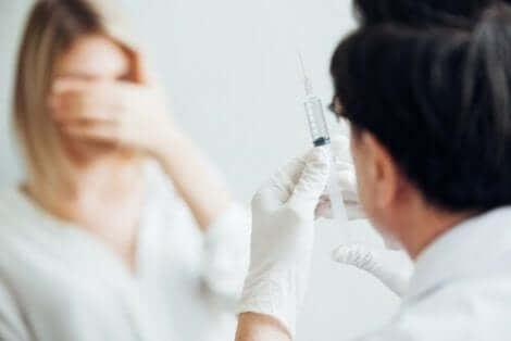 Een vrouw durft niet te kijken naar een injectienaald