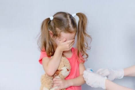 Een meisje huilt als ze een inenting krijgt