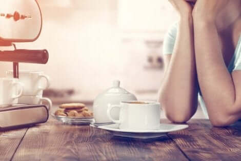 Een vermoeid persoon drinkt koffie