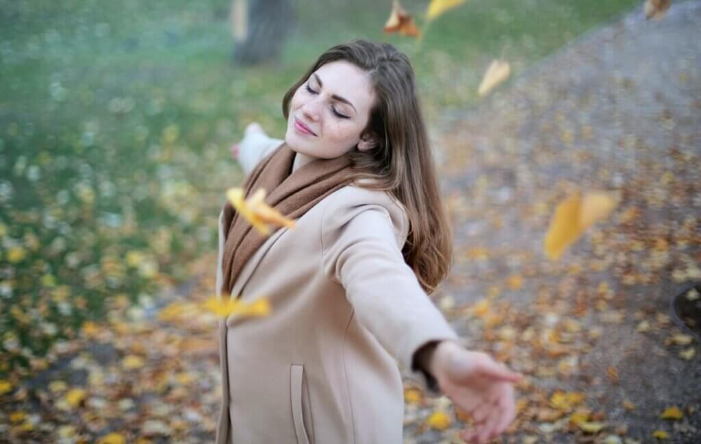 Een krachtige vrouw voelt zich volledig