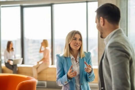 Een man en een vrouw praten met elkaar