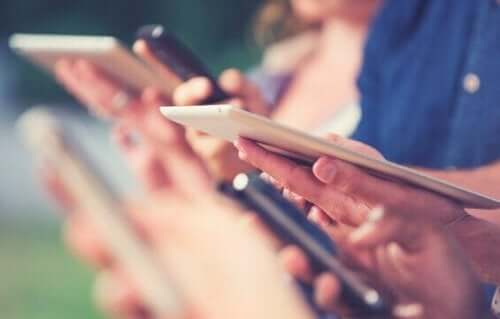 Mensen kijken op het scherm van een tablet