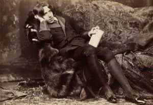 Oscar Wilde zittend in een stoel 