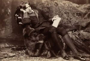 Oscar Wilde zittend in een stoel