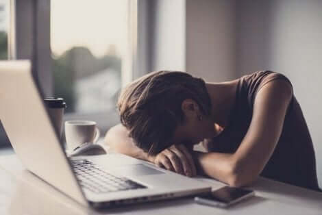 Een vrouw valt in slaap op haar laptop