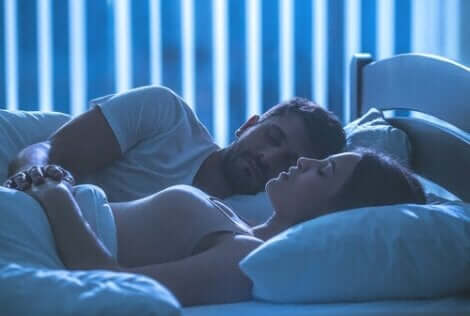 Een man en vrouw liggen in bed en slapen